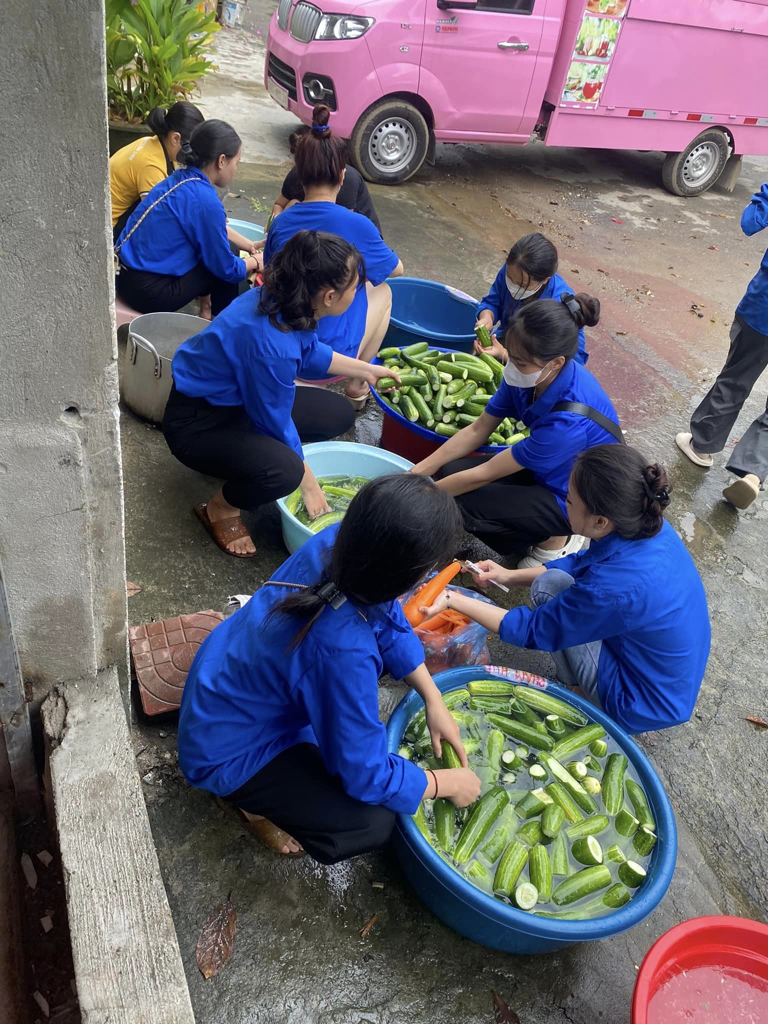 Bà con khắp nơi ngày đêm gói bánh chưng, nấu đồ ăn, gói ghém yêu thương gửi về miền Bắc!- Ảnh 15.