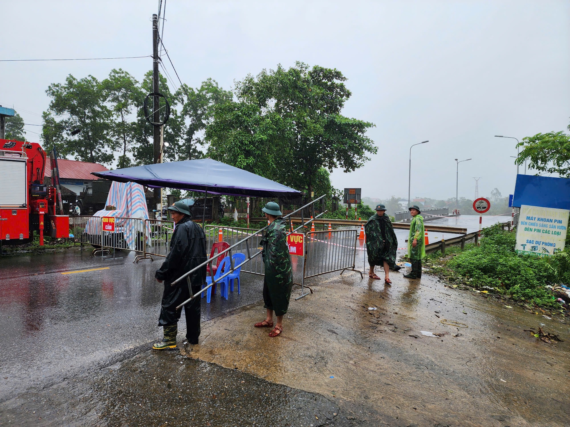 Vụ sập cầu Phong Châu: Cận cảnh công binh tập kết thiết bị nhưng chưa thể dựng cầu phao tạm vì nước xiết- Ảnh 7.