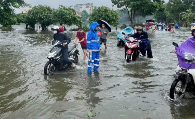 Hà Đông: Hạn chế phương tiện trên đường 70 do ngập nước- Ảnh 1.