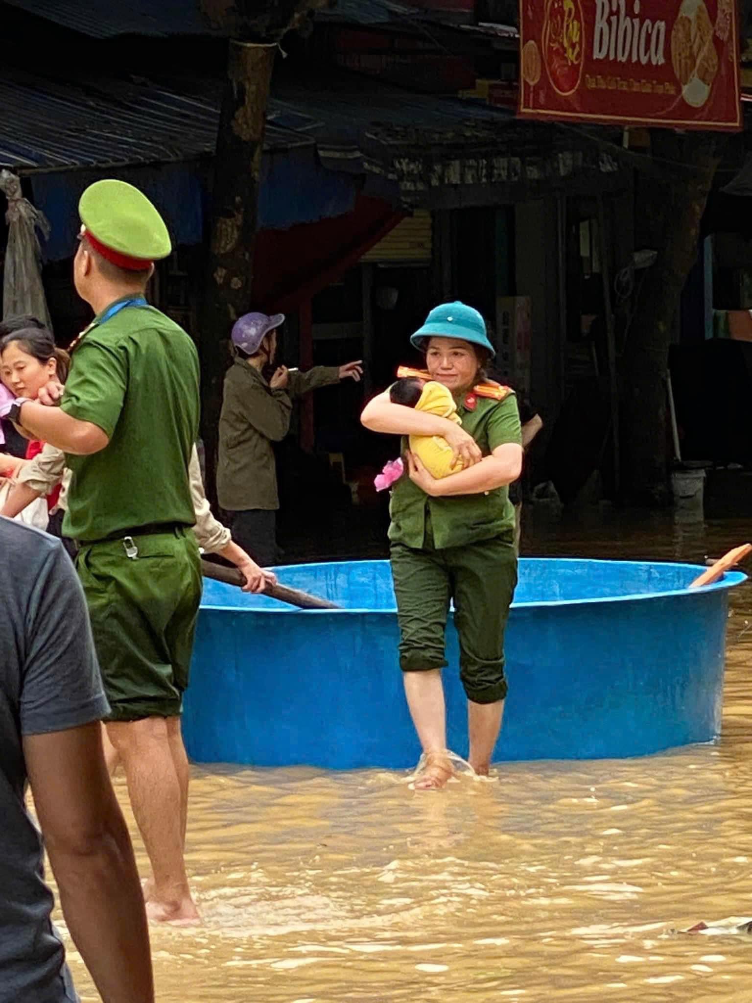 Các em bé theo ba mẹ ngày lũ: Hồi bé mong lụt để ba cõng trên lưng, lớn lên mới hiểu sợ thế nào!- Ảnh 4.