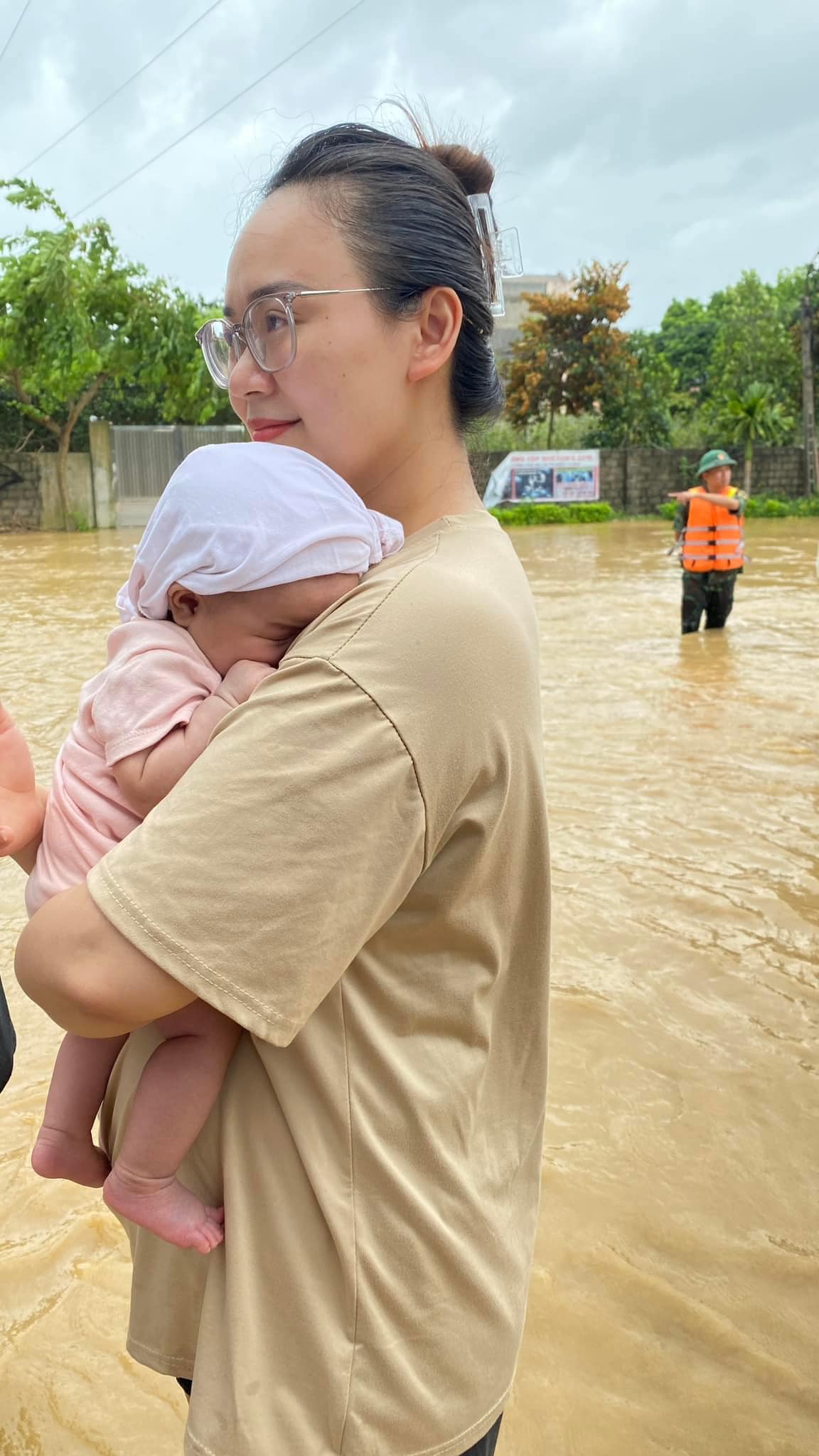 Các em bé theo ba mẹ ngày lũ: Hồi bé mong lụt để ba cõng trên lưng, lớn lên mới hiểu sợ thế nào!- Ảnh 2.