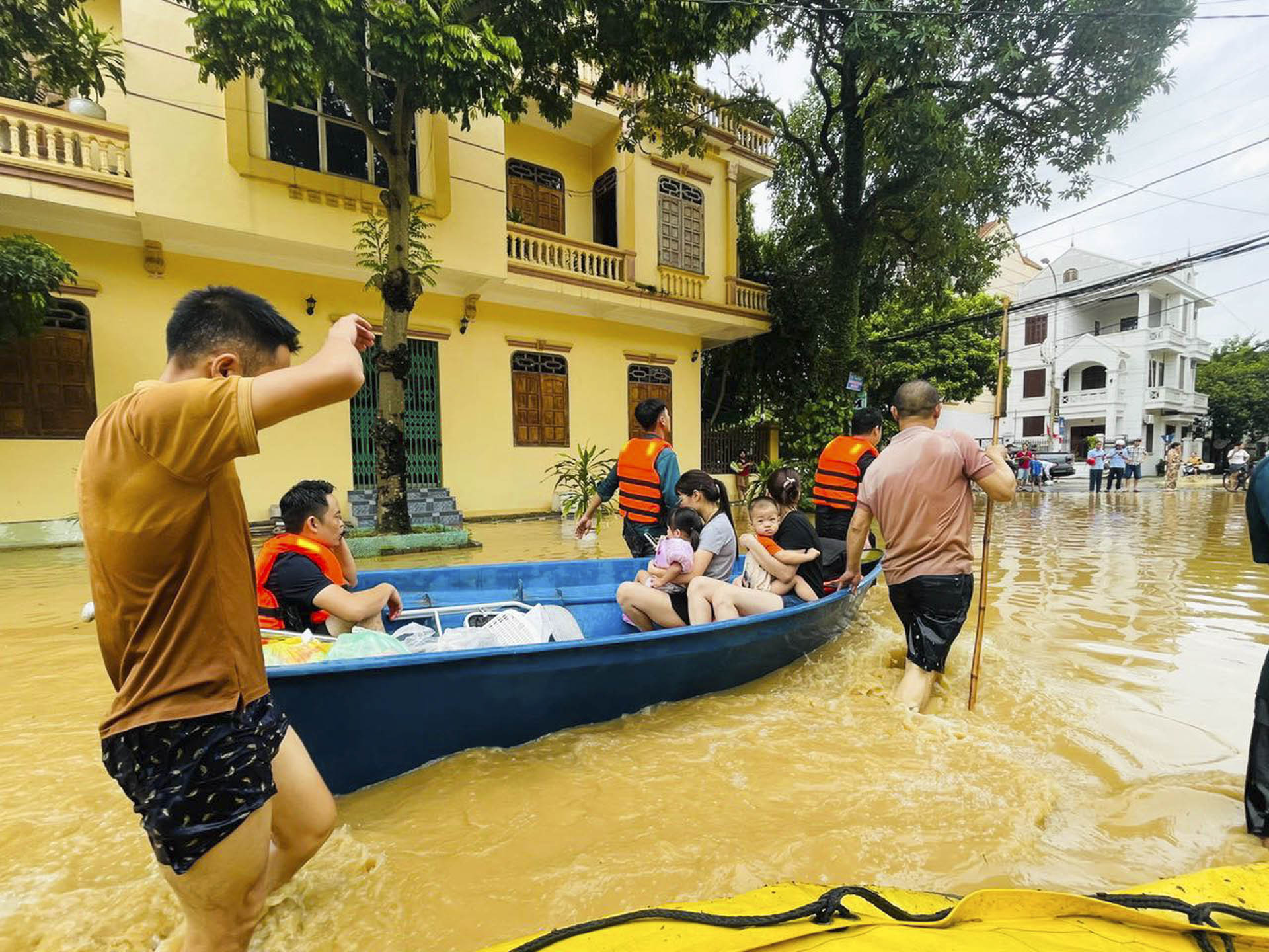 Các em bé theo ba mẹ ngày lũ: Hồi bé mong lụt để ba cõng trên lưng, lớn lên mới hiểu sợ thế nào!- Ảnh 3.