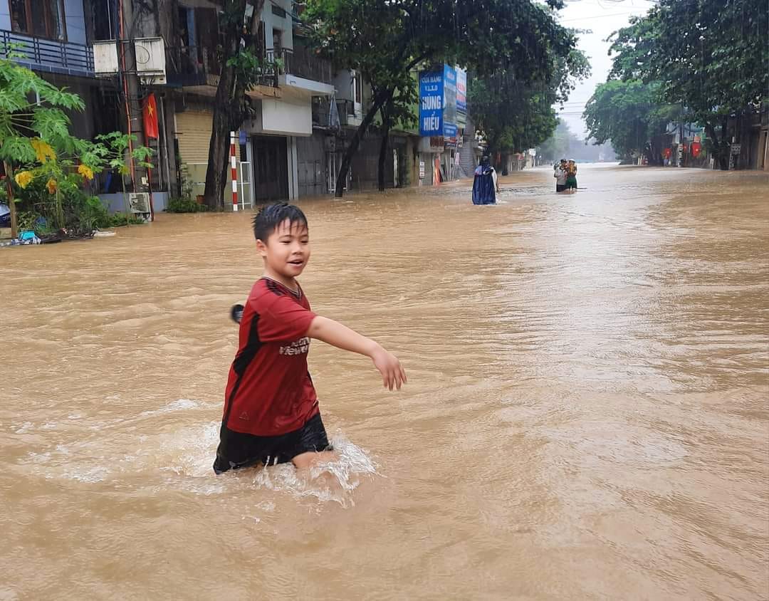 Các em bé theo ba mẹ ngày lũ: Hồi bé mong lụt để ba cõng trên lưng, lớn lên mới hiểu sợ thế nào!- Ảnh 1.