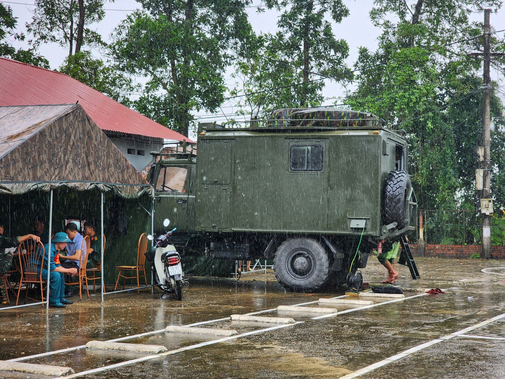 Vụ sập cầu Phong Châu: Cận cảnh công binh tập kết thiết bị nhưng chưa thể dựng cầu phao tạm vì nước xiết- Ảnh 6.