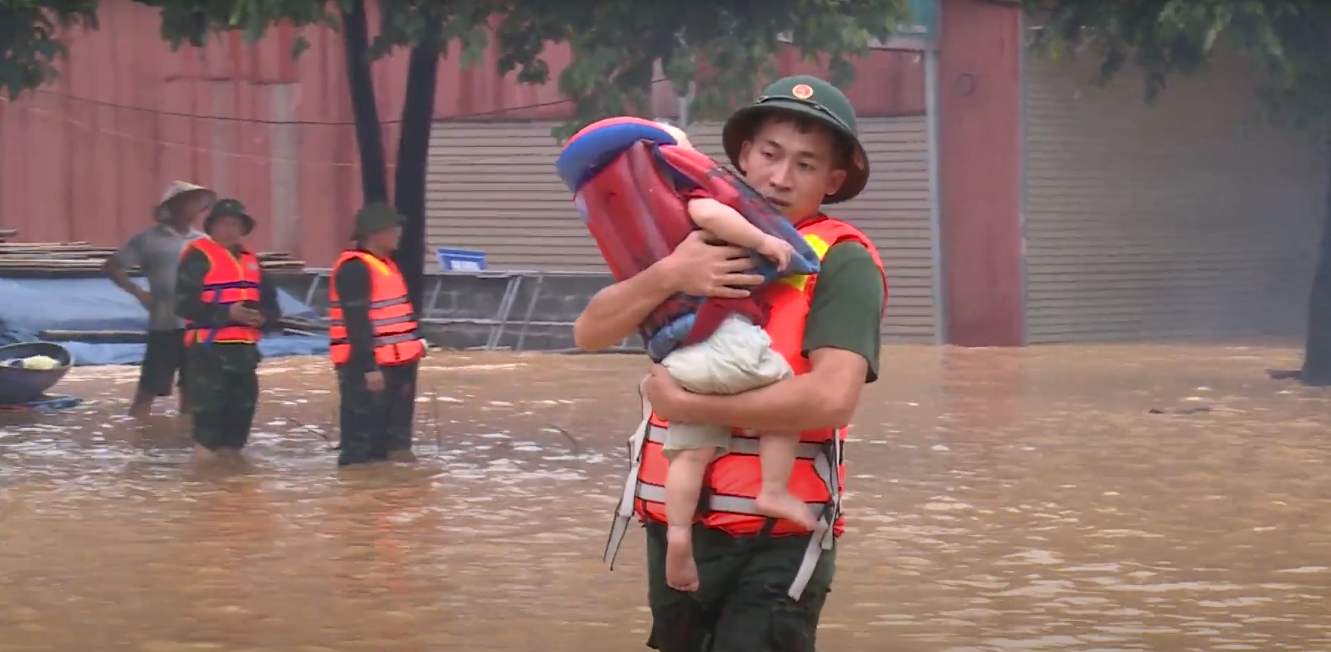 Các em bé theo ba mẹ ngày lũ: Hồi bé mong lụt để ba cõng trên lưng, lớn lên mới hiểu sợ thế nào!- Ảnh 6.