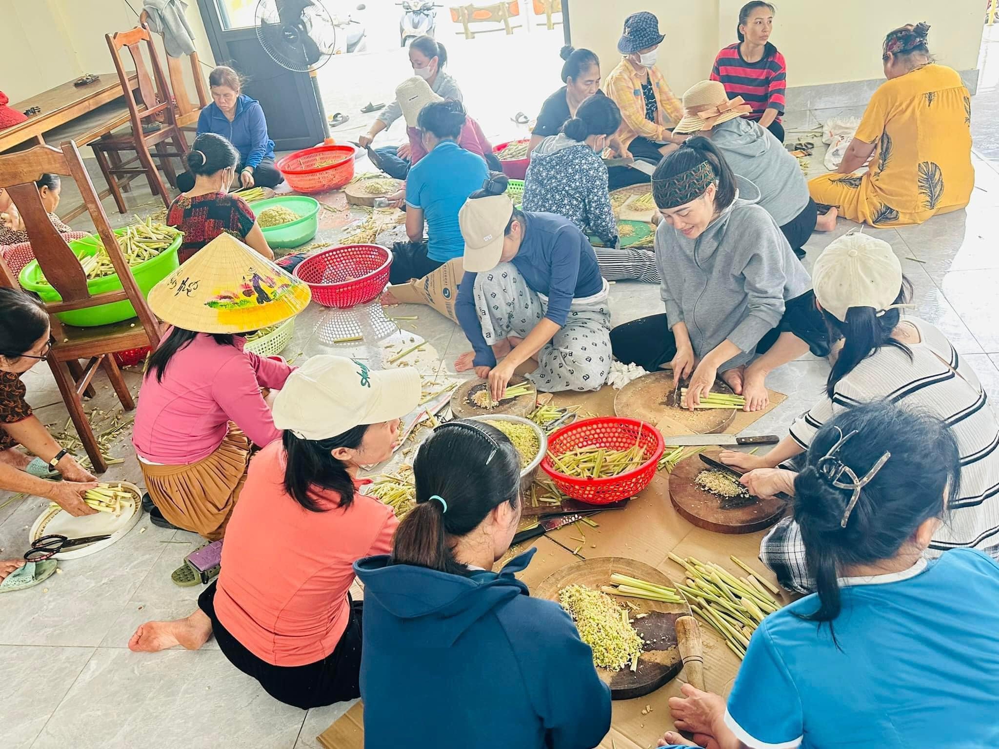 Bà con khắp nơi ngày đêm gói bánh chưng, nấu đồ ăn, gói ghém yêu thương gửi về miền Bắc!- Ảnh 6.