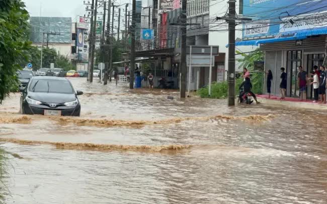 Miền Bắc Thái Lan chìm trong nước lũ, ít nhất 4 người thiệt mạng- Ảnh 1.