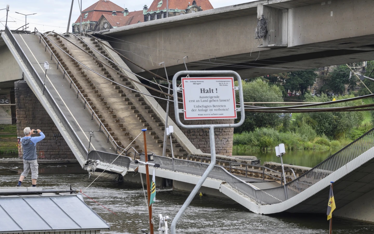 Sập cầu huyết mạch dẫn vào thành phố Dresden, Đức- Ảnh 2.