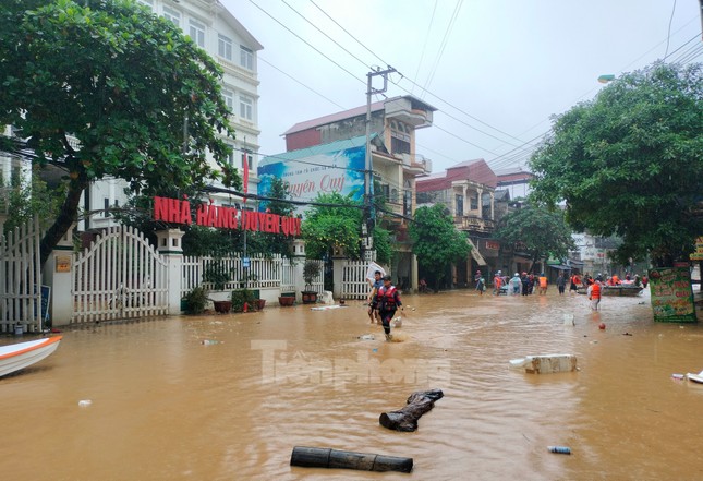 Một tình nguyện viên ở Yên Bái bị lật thuyền tử vong- Ảnh 1.