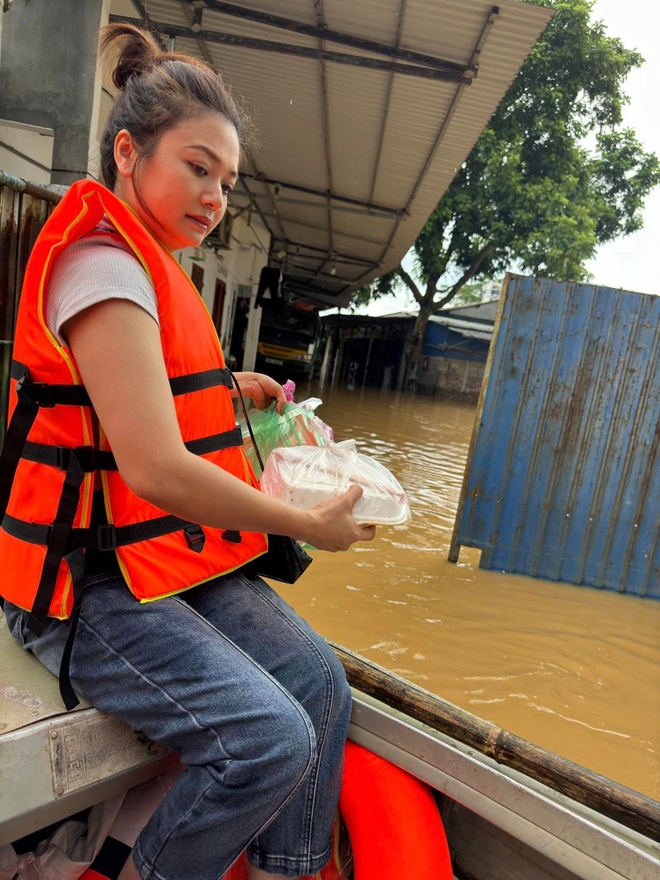 Sao Việt chung tay mùa bão lũ: Quyên góp mạnh, hành động thiết thực, chia sẻ đầy trách nhiệm- Ảnh 2.