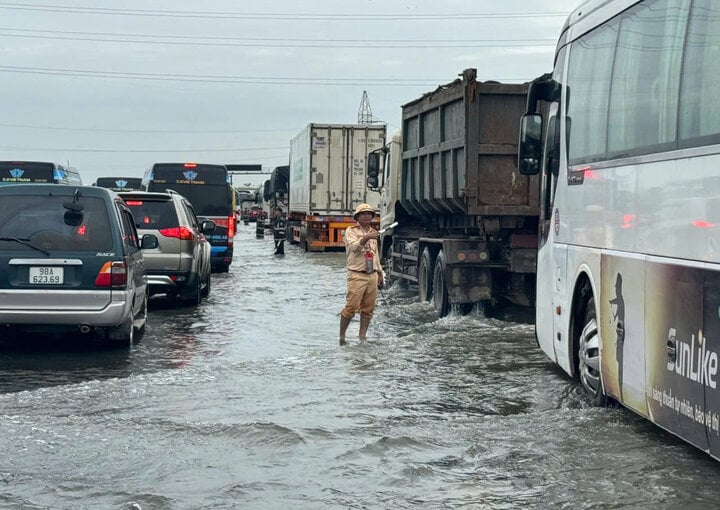 Cao tốc Pháp Vân ngập sâu, CSGT khuyến cáo ô tô dưới 10 chỗ quay đầu- Ảnh 1.