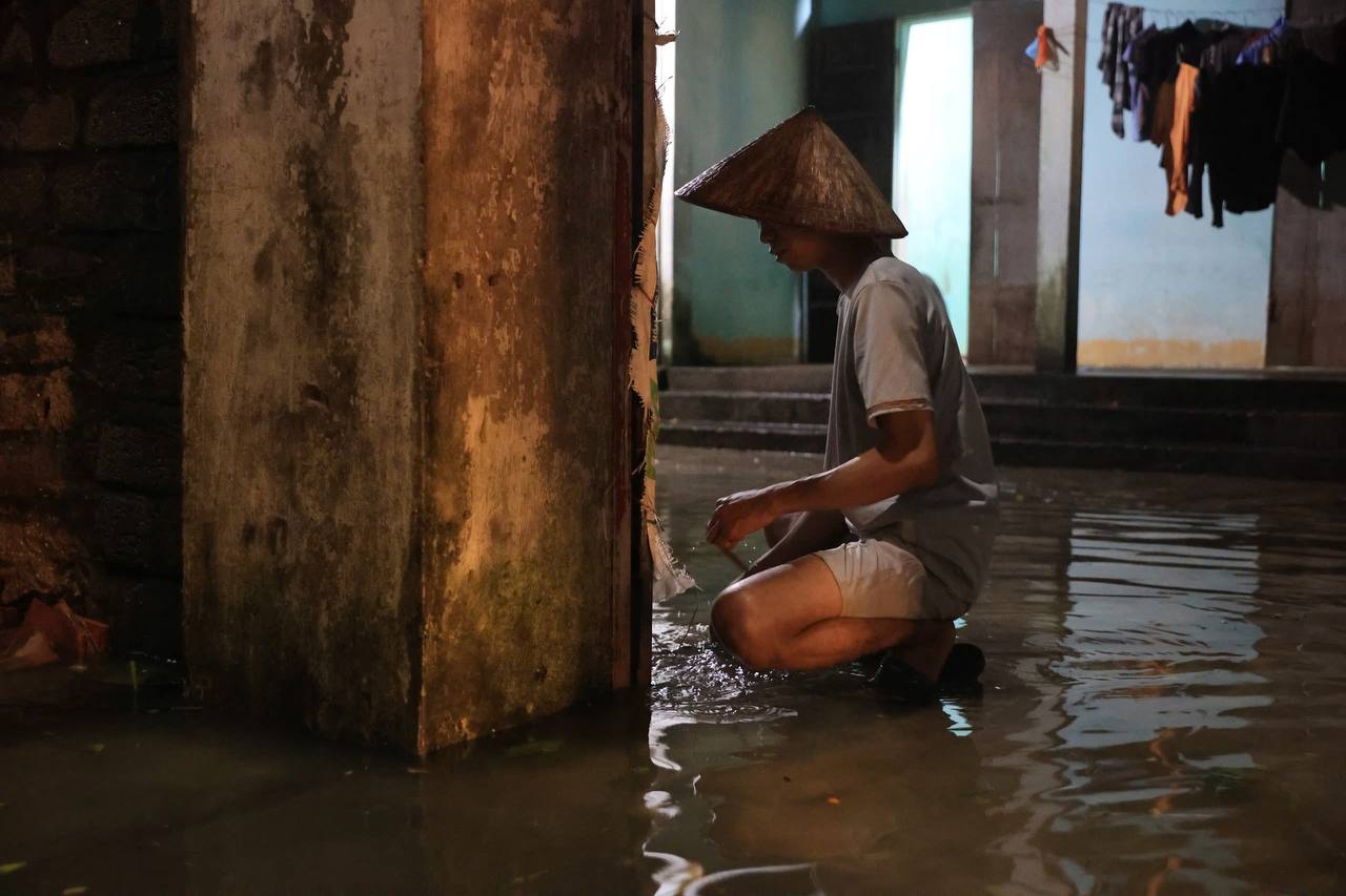 Người Hà Nội nương tựa nhau “trốn” lũ: Những câu chuyện ấm áp trong đêm- Ảnh 1.