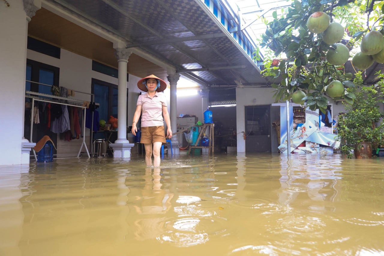 Người dân "rốn lũ" Chương Mỹ: Nước ngập sâu ngang ngực, vội vã chạy lũ dưới cơn mưa tầm tã- Ảnh 3.