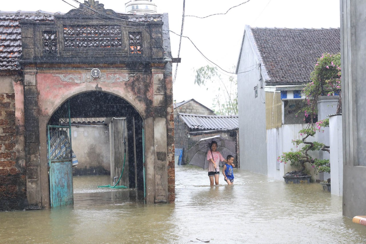 Người dân "rốn lũ" Chương Mỹ: Nước ngập sâu ngang ngực, vội vã chạy lũ dưới cơn mưa tầm tã- Ảnh 4.