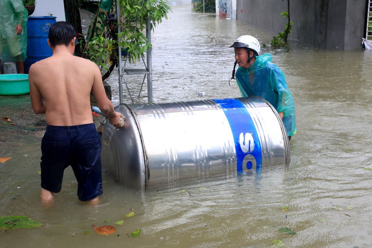 Người dân "rốn lũ" Chương Mỹ: Nước ngập sâu ngang ngực, vội vã chạy lũ dưới cơn mưa tầm tã- Ảnh 12.