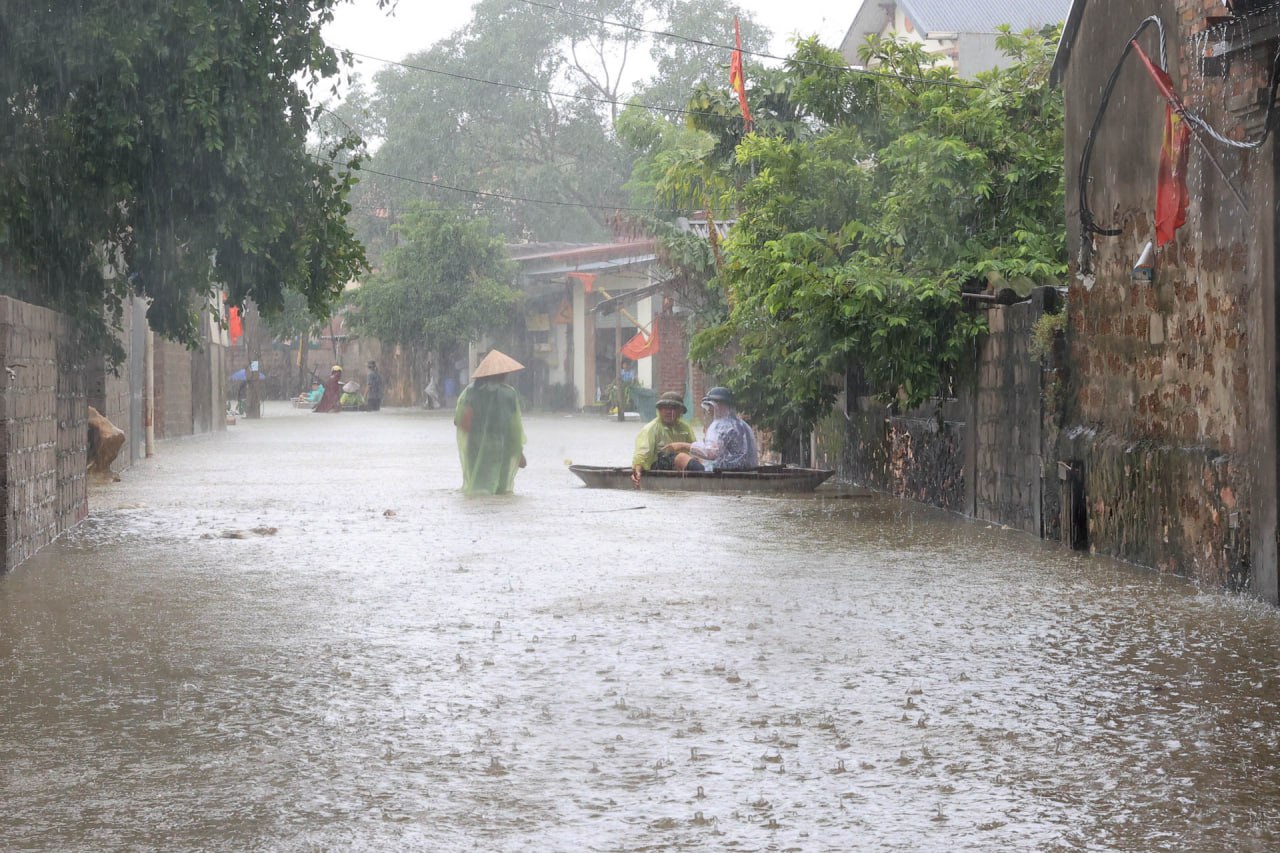 Người dân "rốn lũ" Chương Mỹ: Nước ngập sâu ngang ngực, vội vã chạy lũ dưới cơn mưa tầm tã- Ảnh 15.