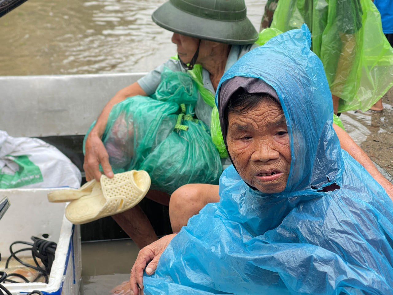 Người dân "rốn lũ" Chương Mỹ: Nước ngập sâu ngang ngực, vội vã chạy lũ dưới cơn mưa tầm tã- Ảnh 13.