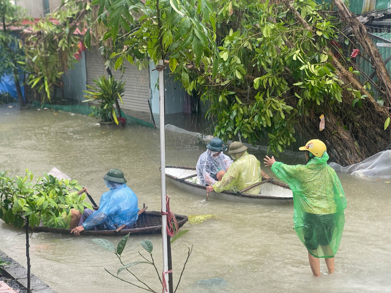 Người dân "rốn lũ" Chương Mỹ: Nước ngập sâu ngang ngực, vội vã chạy lũ dưới cơn mưa tầm tã- Ảnh 7.