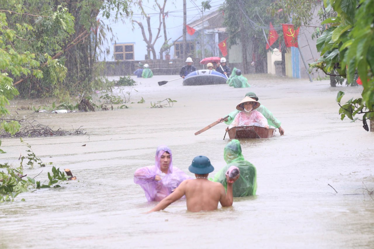 Người dân "rốn lũ" Chương Mỹ: Nước ngập sâu ngang ngực, vội vã chạy lũ dưới cơn mưa tầm tã- Ảnh 16.