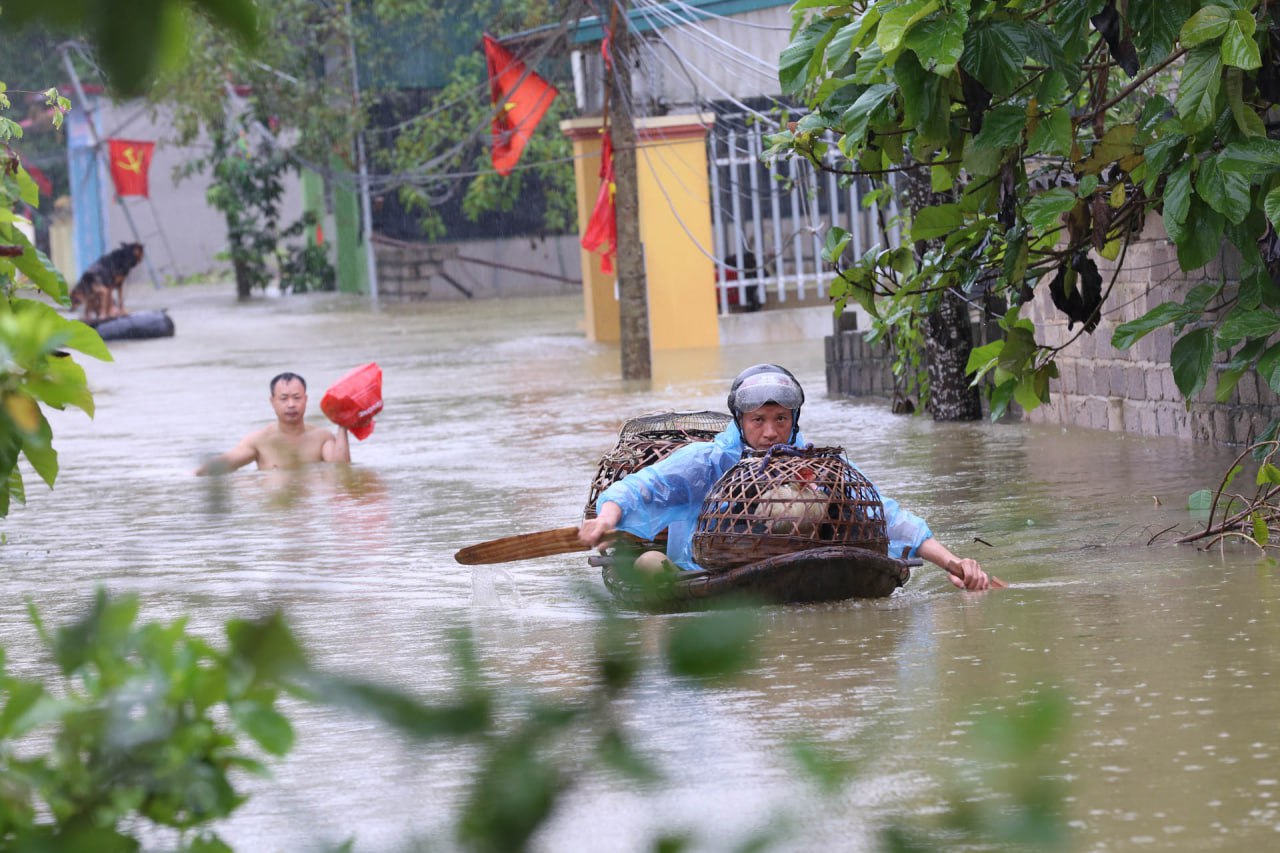 Người dân "rốn lũ" Chương Mỹ: Nước ngập sâu ngang ngực, vội vã chạy lũ dưới cơn mưa tầm tã- Ảnh 9.