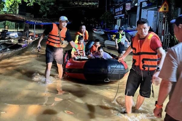 Sao Việt chung tay mùa bão lũ: Quyên góp mạnh, hành động thiết thực, chia sẻ đầy trách nhiệm- Ảnh 4.