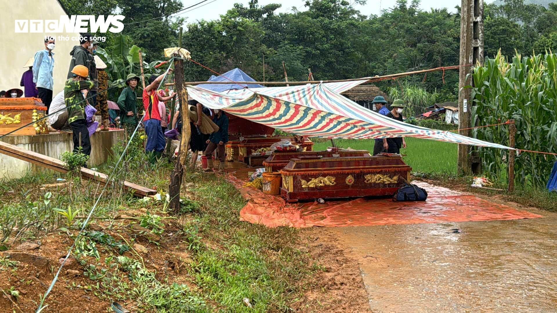 Tiếng khóc xé lòng tại nơi xảy ra lũ quét cả bản làng ở Lào Cai- Ảnh 1.