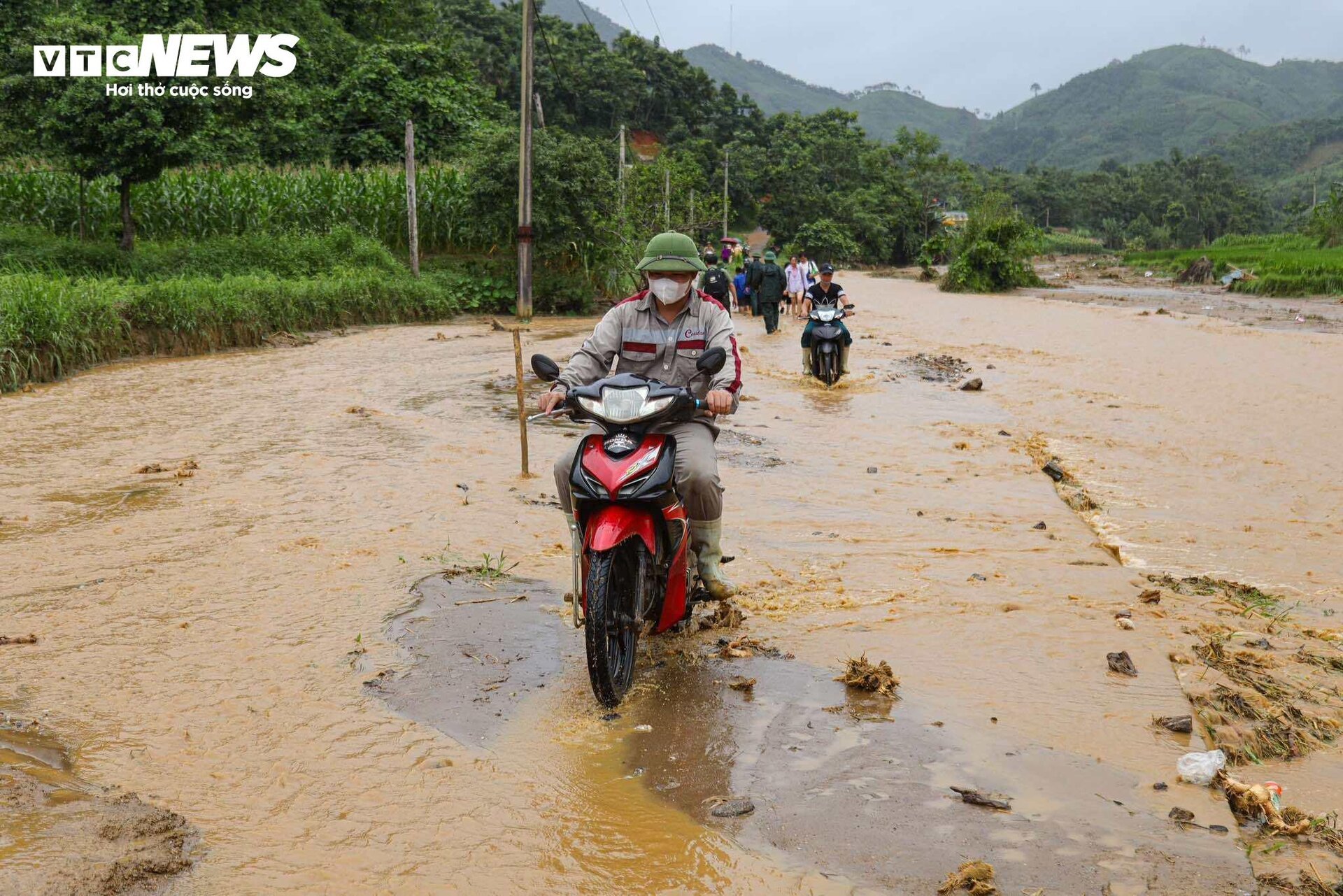 Tiếng khóc xé lòng tại nơi xảy ra lũ quét cả bản làng ở Lào Cai- Ảnh 16.