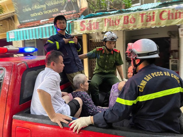 Hà Nội: Di chuyển Bệnh viện Hoè Nhai và Medlatec khỏi khu vực ngập úng- Ảnh 1.