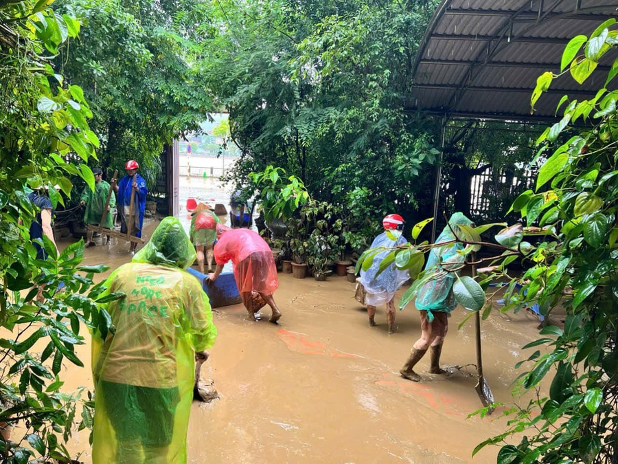 Trường học thành nơi trú náu, thầy cô góp tay nấu nướng ngày mưa lũ- Ảnh 2.