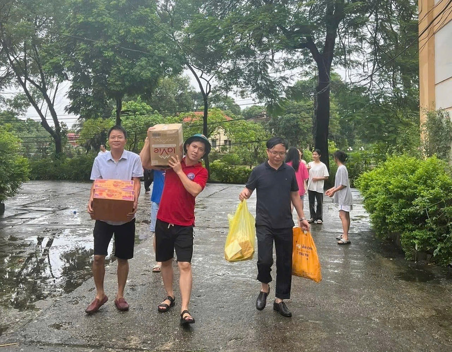 Trường học thành nơi trú náu, thầy cô góp tay nấu nướng ngày mưa lũ- Ảnh 3.