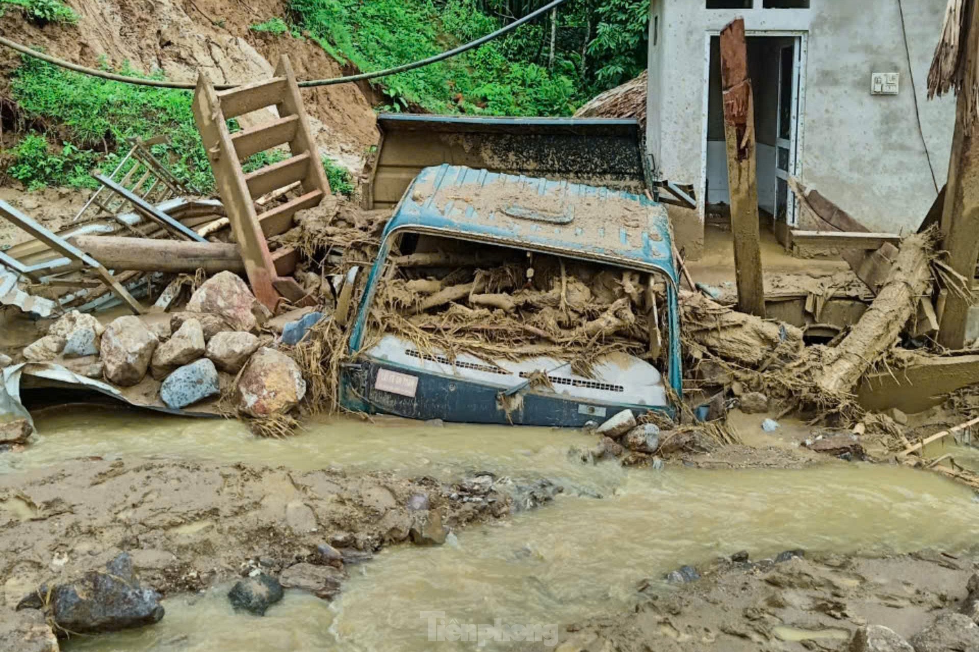 Lào Cai: Cảnh tan hoang của ngôi làng vừa bị lũ quét vùi lấp thôn Làng Nủ- Ảnh 6.