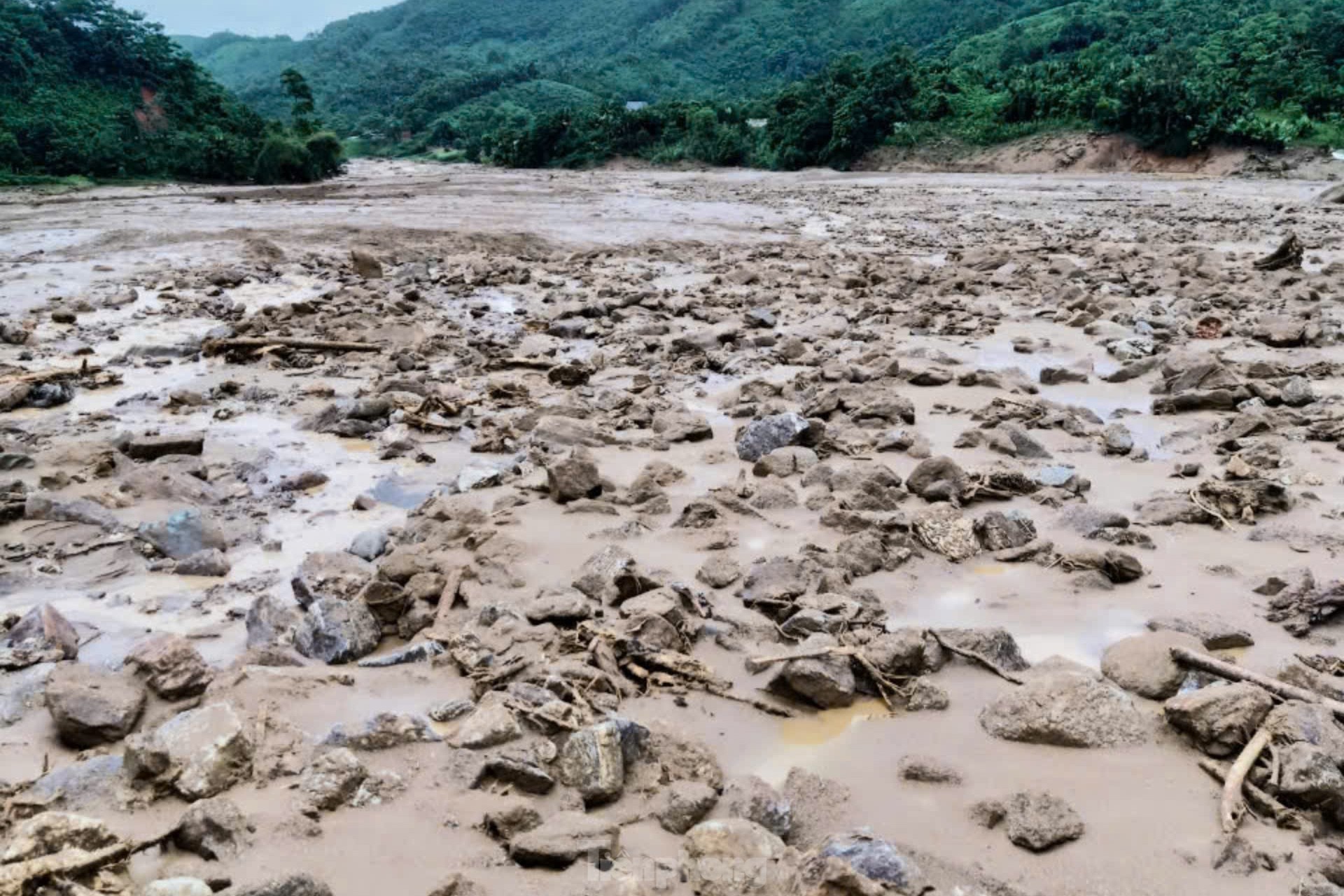 Lào Cai: Cảnh tan hoang của ngôi làng vừa bị lũ quét vùi lấp thôn Làng Nủ- Ảnh 9.