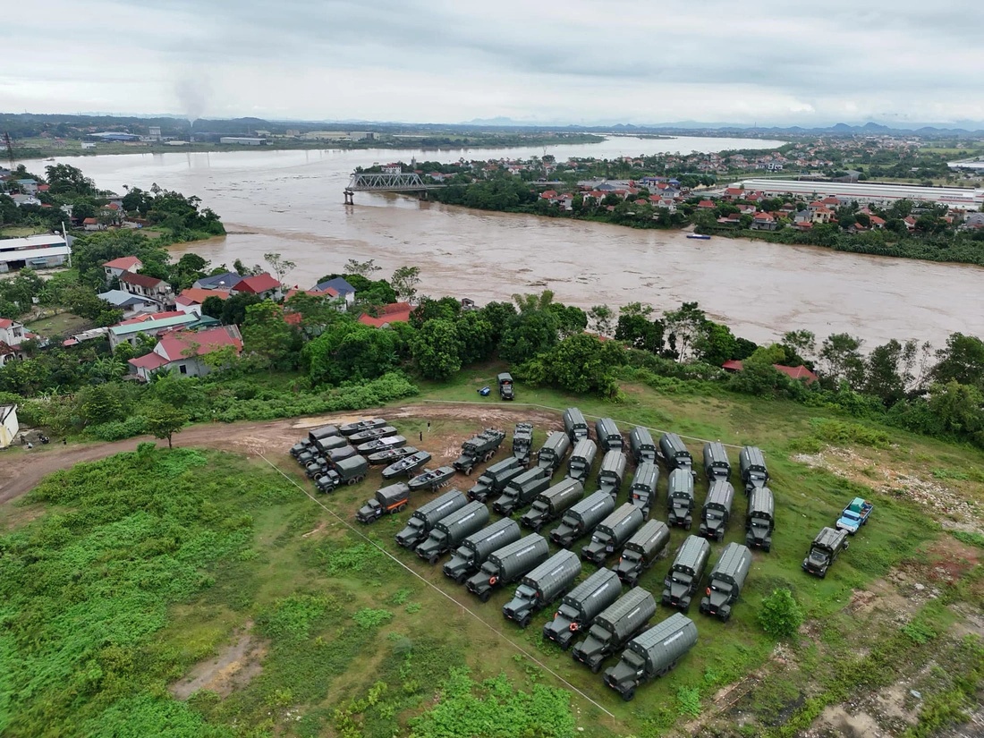 Vụ sập cầu Phong Châu: Cận cảnh công binh tập kết thiết bị nhưng chưa thể dựng cầu phao tạm vì nước xiết- Ảnh 1.