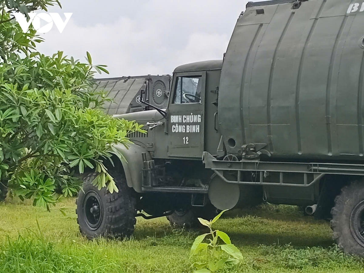 Vụ sập cầu Phong Châu: Cận cảnh công binh tập kết thiết bị nhưng chưa thể dựng cầu phao tạm vì nước xiết- Ảnh 5.