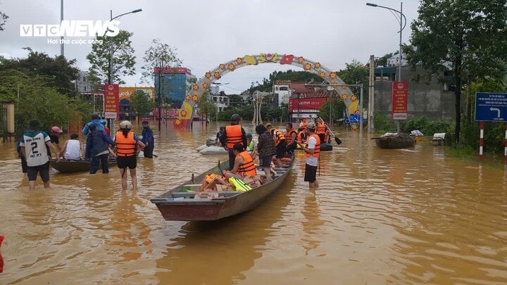 "Trải qua kiếp nạn lũ lụt này, tôi thấm thía sự đùm bọc nhau khi hoạn nạn"- Ảnh 2.