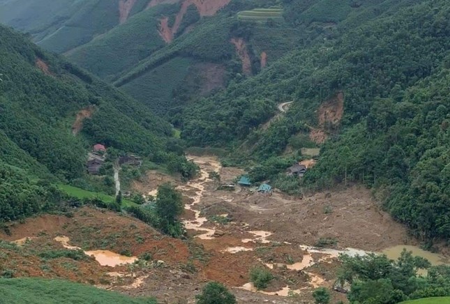 Chủ tịch Lào Cai mắt đỏ hoe, nghẹn ngào: "Gần 100 năm qua tỉnh mới có số người chết và mất tích lớn vậy"- Ảnh 5.