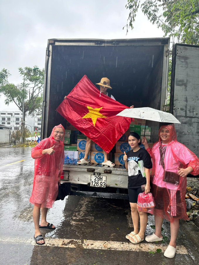 Nàng WAG xinh đẹp lặn lội cứu trợ vùng lũ ở quê nhà, chưa kịp về qua nhà mẹ đẻ lại được "tiếp tế" ngược đầy xúc động- Ảnh 1.