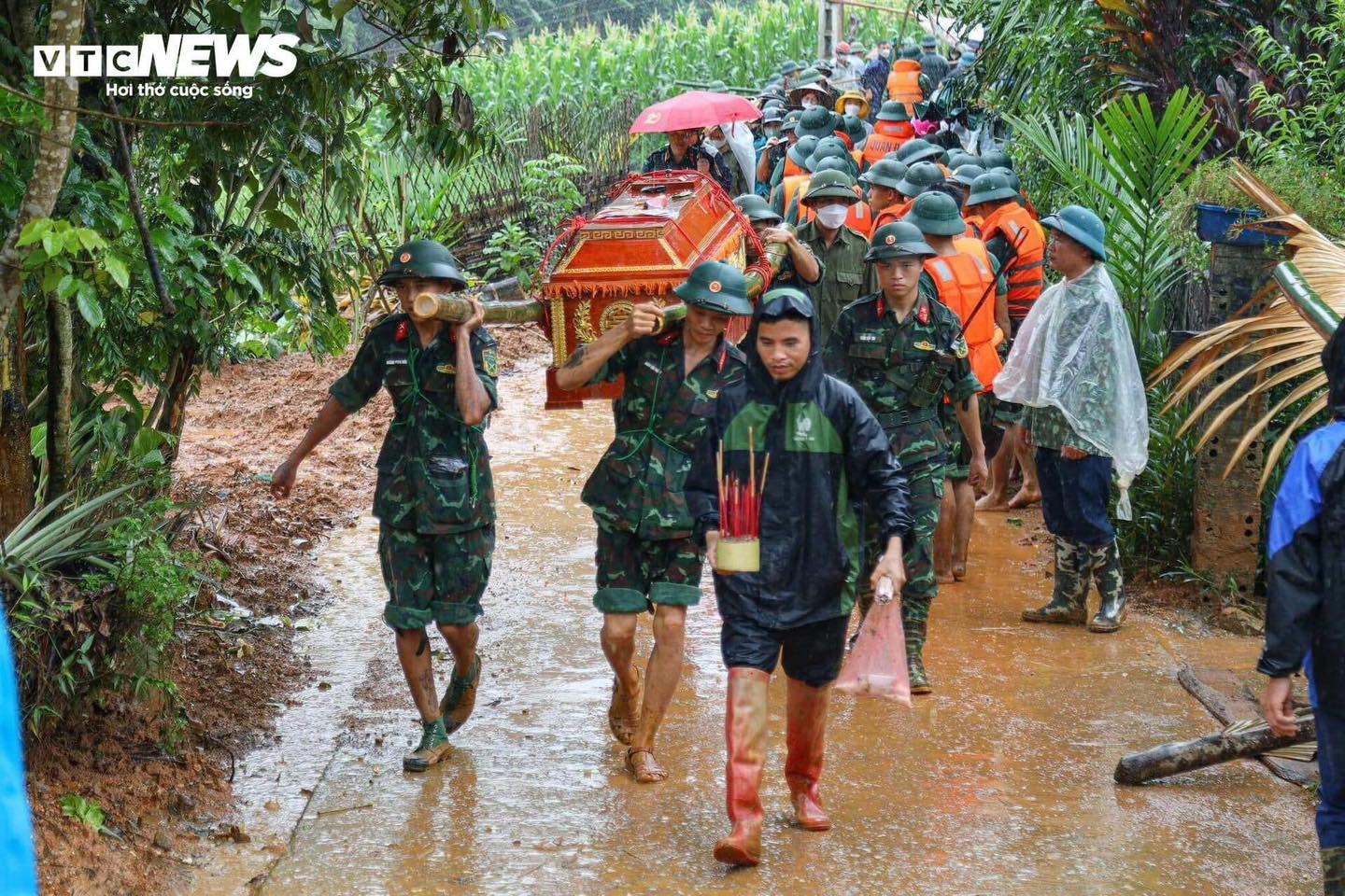 Chủ tịch Lào Cai mắt đỏ hoe, nghẹn ngào: "Gần 100 năm qua tỉnh mới có số người chết và mất tích lớn vậy"- Ảnh 1.