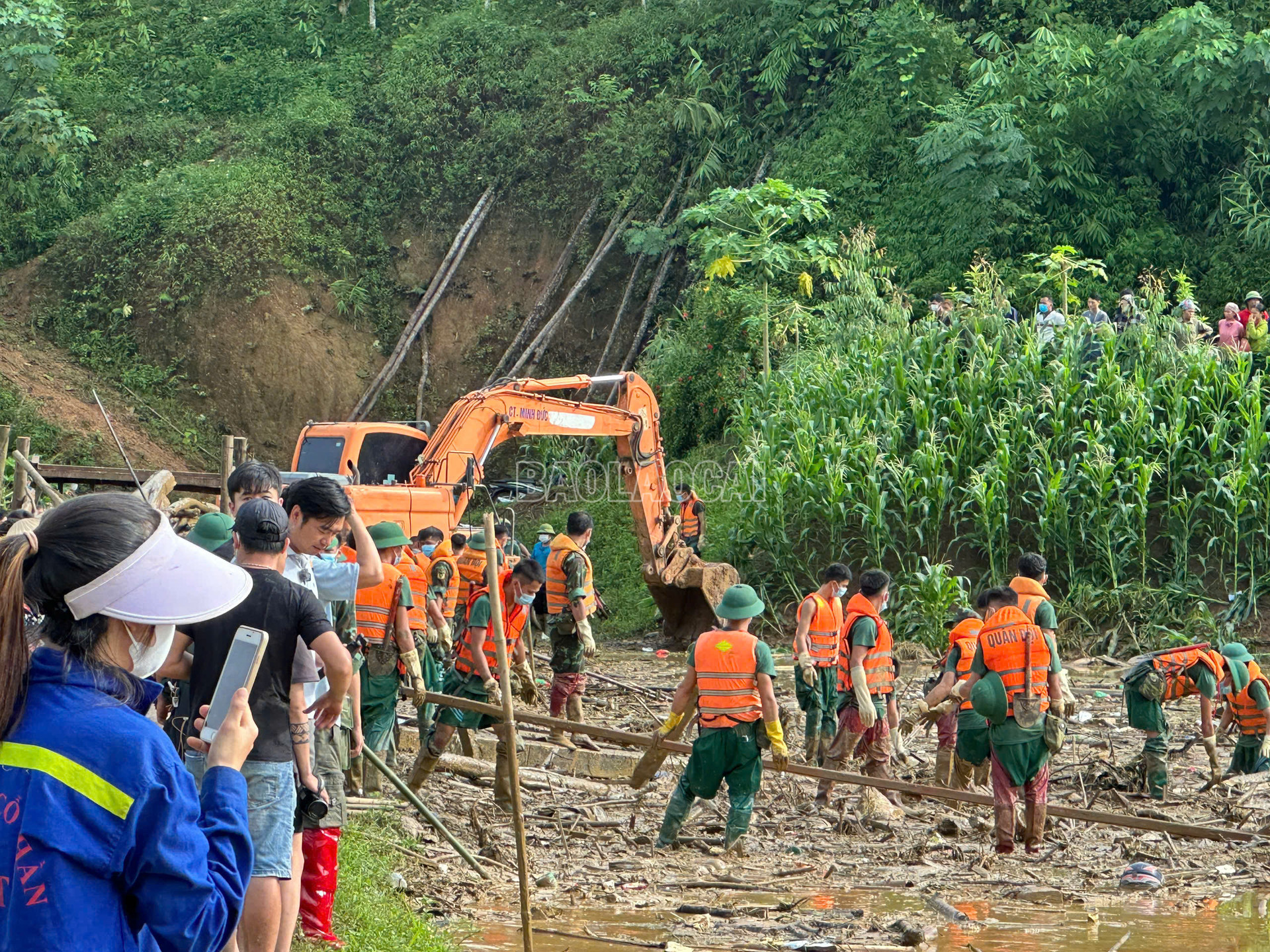 Làng Nủ tang thương sau cơn lũ quét: 29 em học sinh thiệt mạng và mất tích; Con số tử vong không ngừng tăng cao- Ảnh 33.