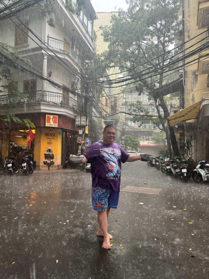 Chủ quán "phở bay" nổi tiếng Hà Nội chuyển sang làm "phở treo": Mang cả vào bệnh viện cứu trợ, miễn phí cho bà con suốt mùa bão- Ảnh 7.