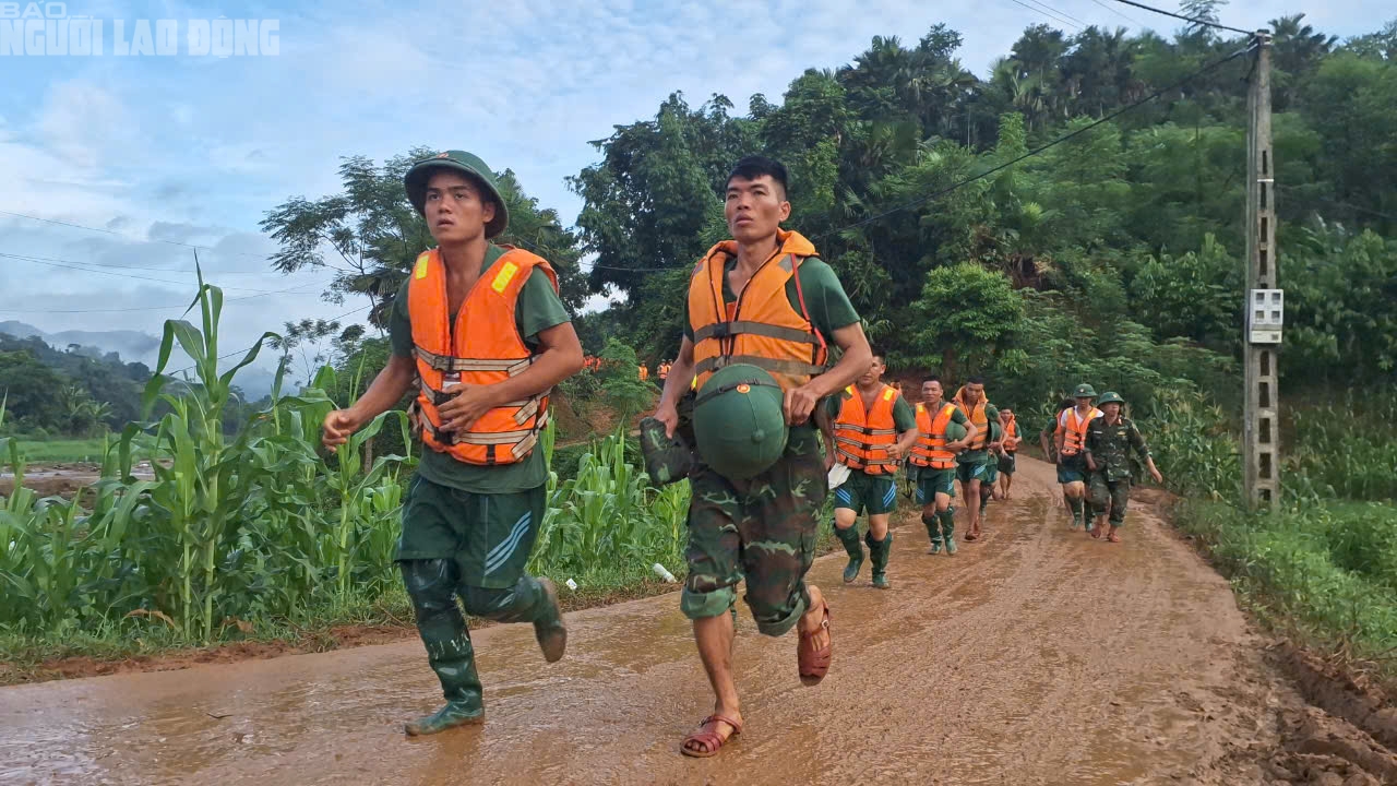 Làng Nủ tang thương sau cơn lũ quét: 29 em học sinh thiệt mạng và mất tích; Con số tử vong không ngừng tăng cao- Ảnh 17.