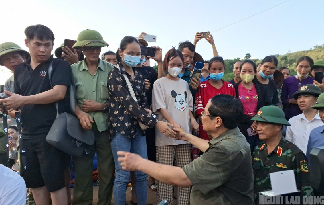 VIDEO: Thủ tướng Phạm Minh Chính không cầm được nước mắt khi thăm hỏi bà con Làng Nủ- Ảnh 1.