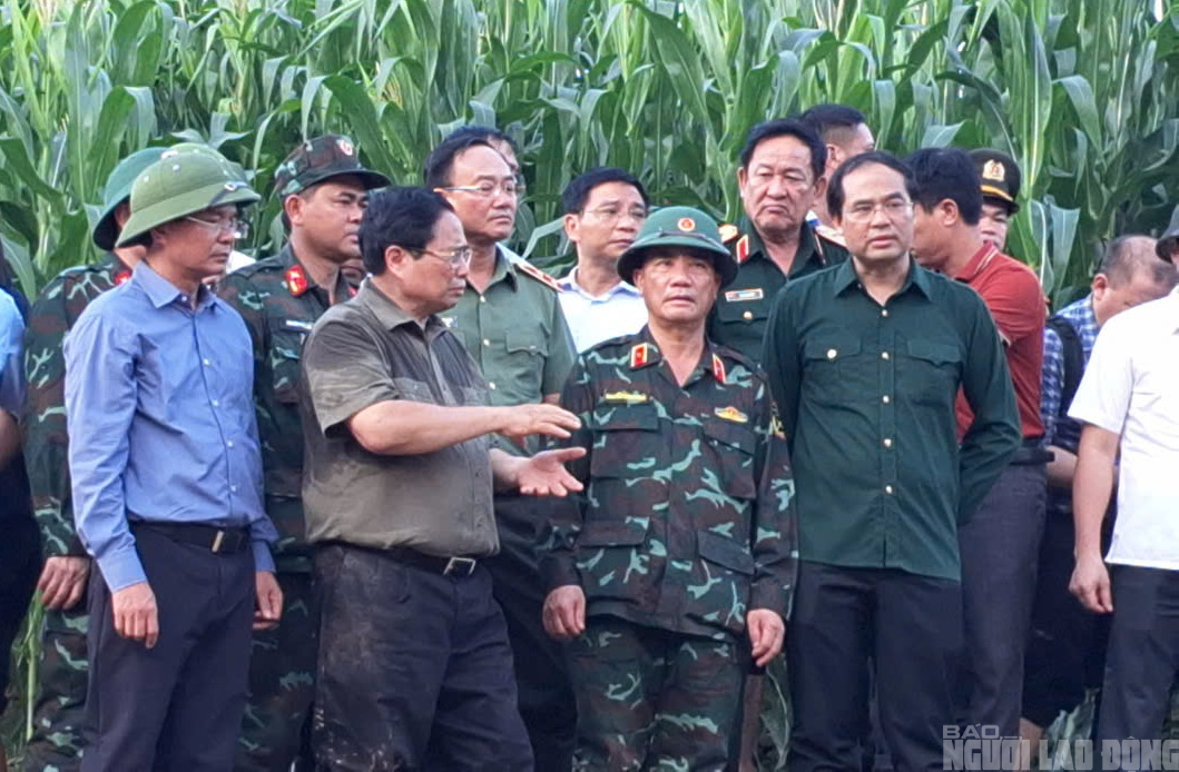 VIDEO: Thủ tướng Phạm Minh Chính không cầm được nước mắt khi thăm hỏi bà con Làng Nủ- Ảnh 6.