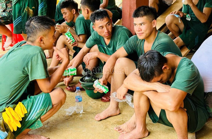 Làng Nủ tang thương sau cơn lũ quét: 29 em học sinh thiệt mạng và mất tích; Con số tử vong không ngừng tăng cao- Ảnh 23.