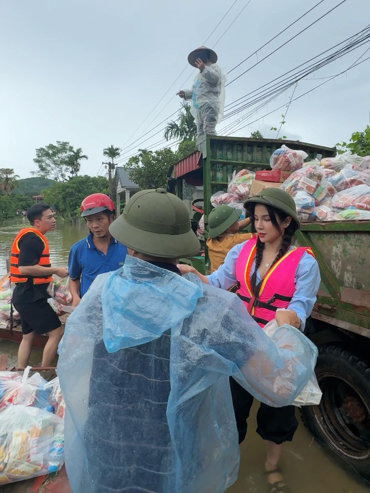 Dàn sao Việt có mặt cứu trợ ở các vùng bão lũ- Ảnh 1.