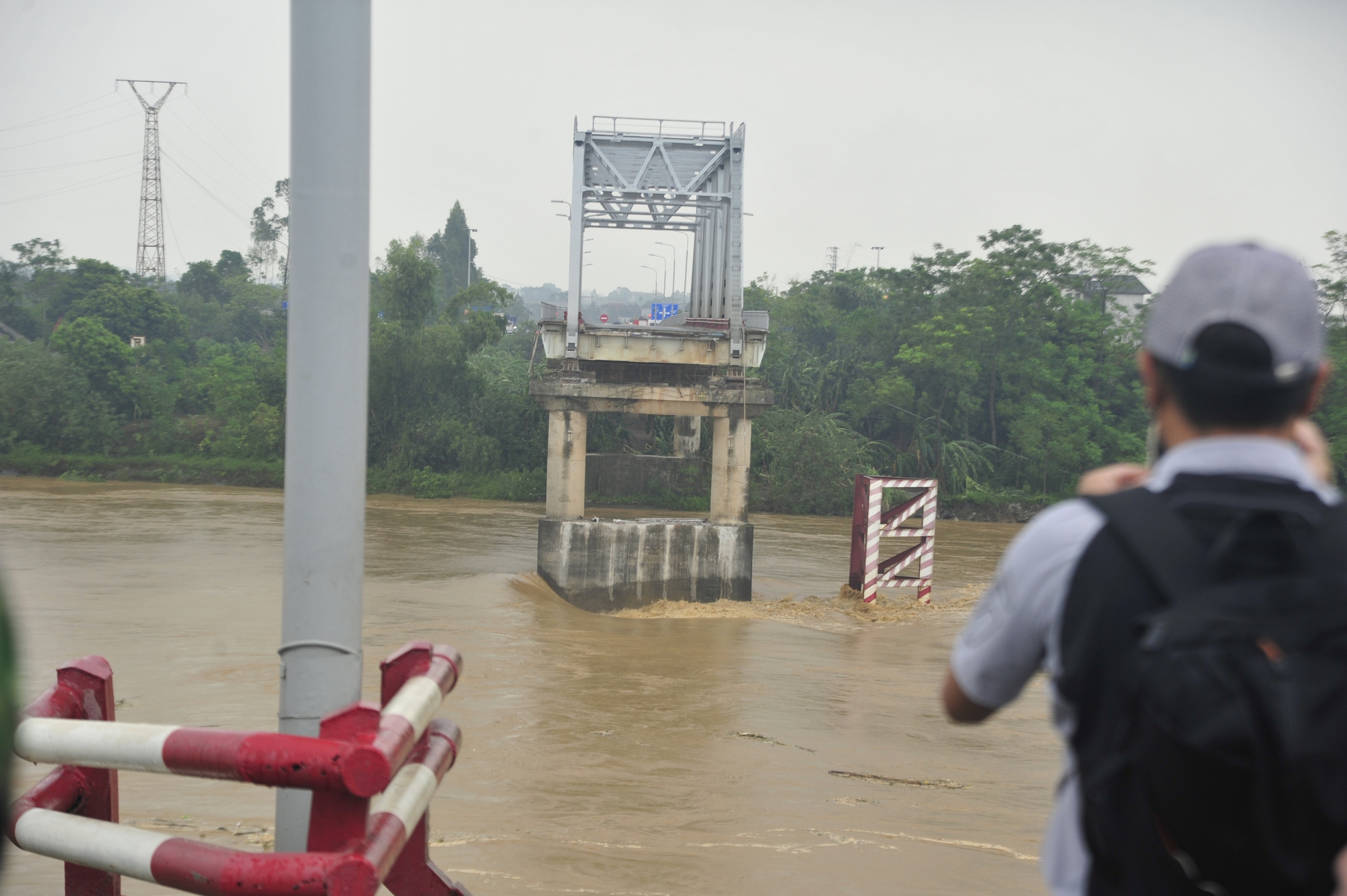 Từ mố cầu nh&igrave;n sang