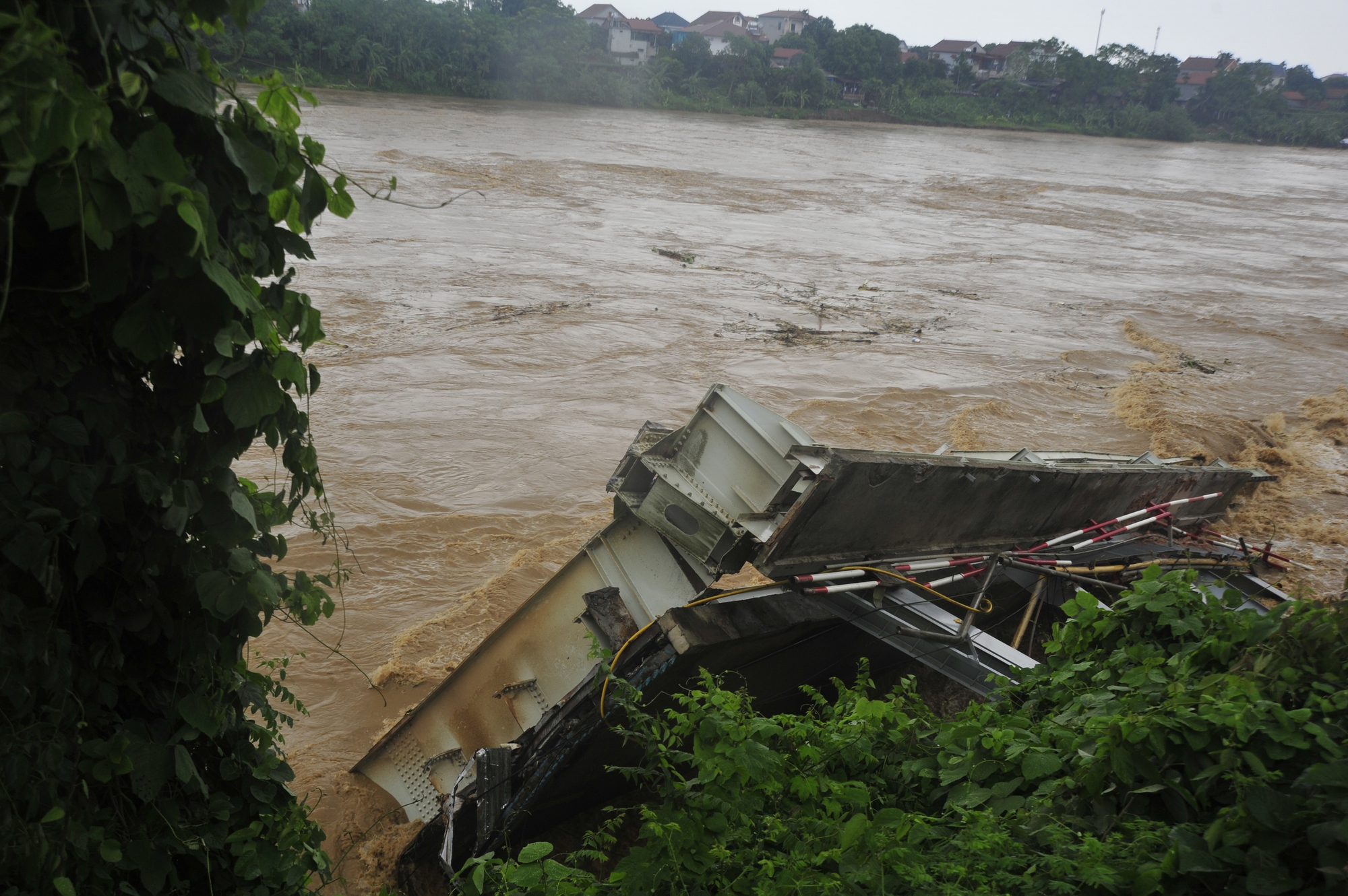 Một phần cầu bị sập khi xuống dưới bị nước cuốn tr&ocirc;i khoảng 50m