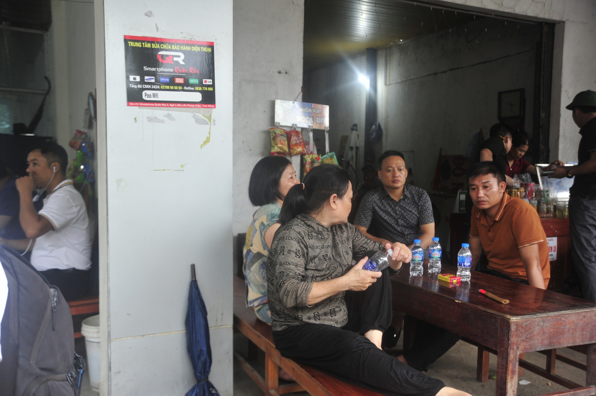 Người th&acirc;n của t&agrave;i xế xe tải đang chờ tin tốt l&agrave;nh