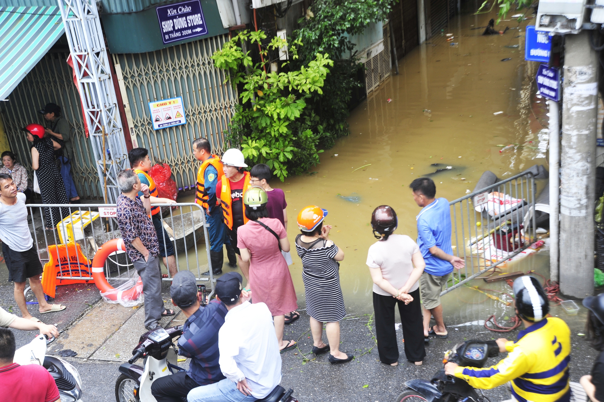 Sau một ngày ở tạm nơi khác, trở về nhà người dân chứng kiến nước dâng cao hơn