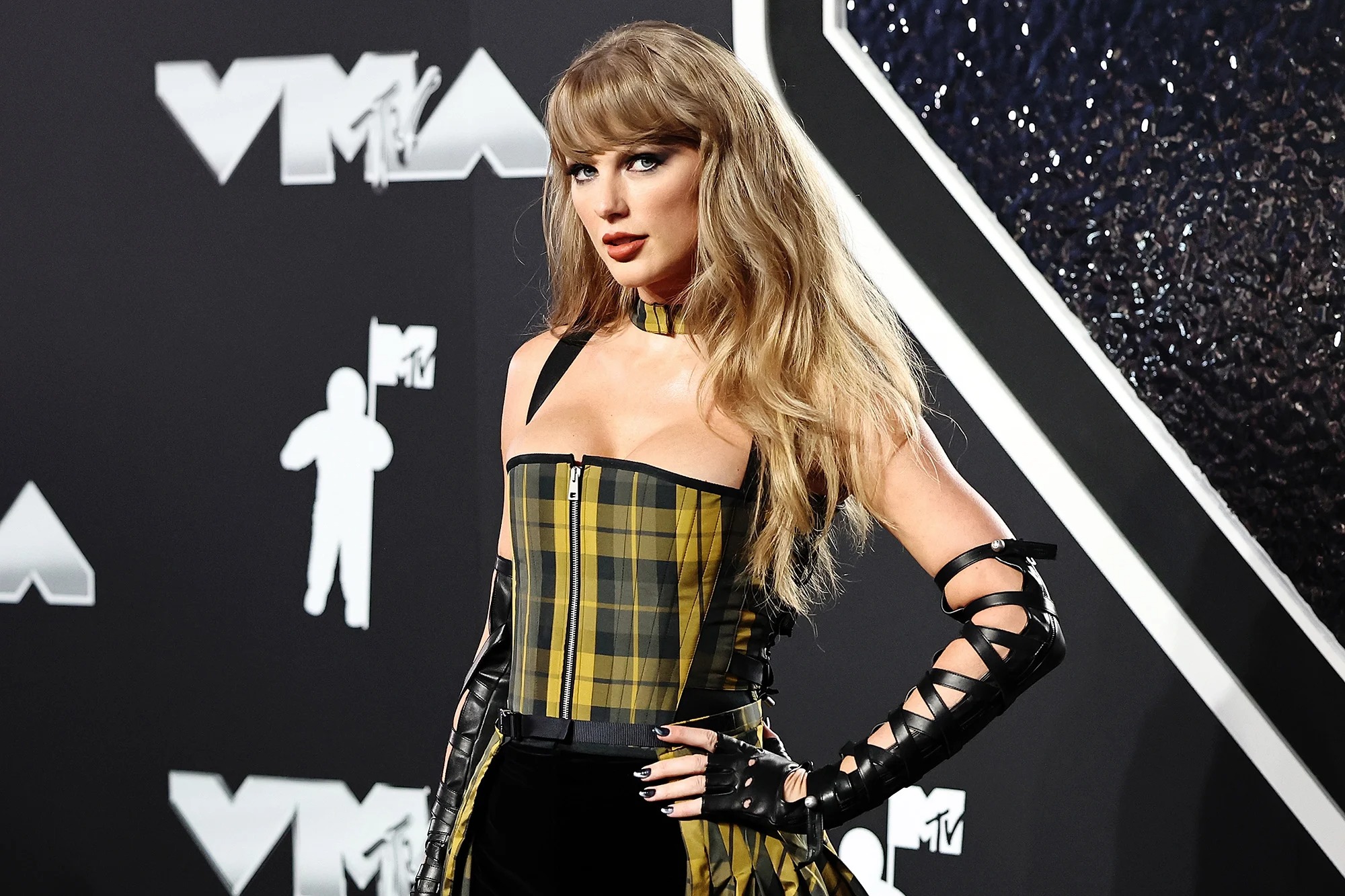 Siêu thảm đen VMAs 2024: Taylor Swift o ép vòng 1 cũng bị Lisa giật hết spotlight, bùng binh tình ái showbiz lần đầu đụng mặt!- Ảnh 10.